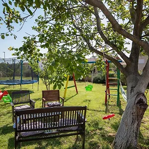 Apartment Dadic With Parking & Playground, Medulin